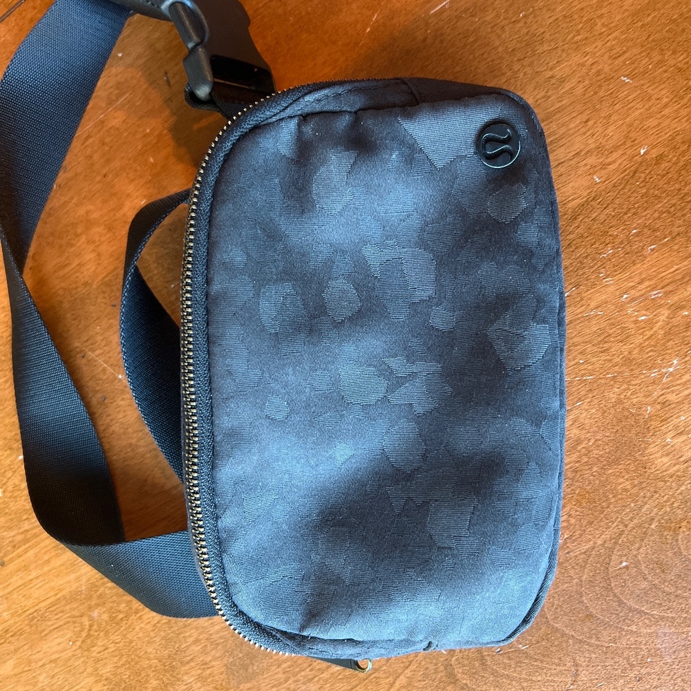 Lululemon Everywhere Belt Bag